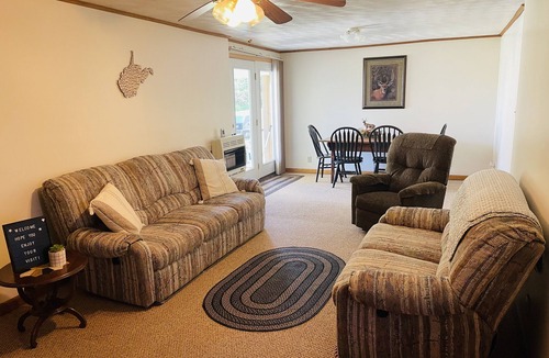 Upper Tract House | Chad’s place 4- Bedroom 2-BR home at Smoke Hole Wi-Fi -Pet Friendly- sleeps 8-10