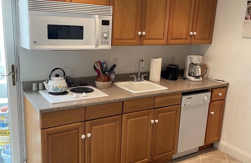 South Duxbury Apartment | Charming 1-bedroom apartment in Duxbury Standish Shores near private beach.