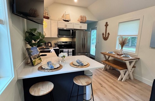 Arundel House | Charming 1-bedroom home in Arundel, conveniently located!