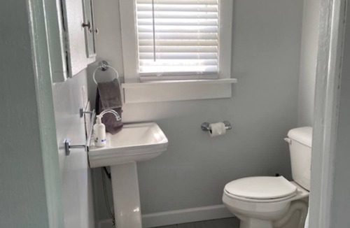 Russell House | Charming 1-bedroom house in brilliant Russell with WiFi, AC