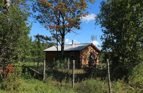Green Mountains Cabin | Charming 1-bedroom Tiny house in Eden Mills. Spectacular views, private setting.