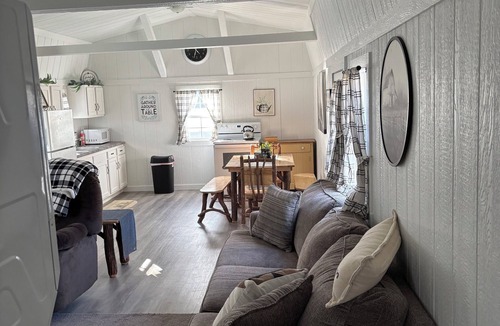 Kerr Cottage | Charming 1-bedroom cottage with AC, WiFi in welcoming Centerville