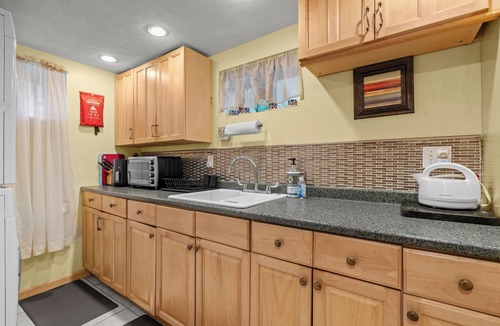 West Medford Apartment | Charming 1-bedroom well located Garden Apartment in Historic West Medford