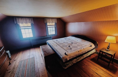 Bethel House | Charming 1700s Farm House on Beautiful 100 Acre Estate