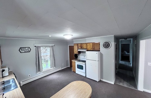 North Jay Apartment | Charming 2-bedroom apartment in enchanting Livermore Falls with WiFi