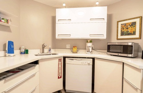 Galt Mile Apartment | Charming 2 bedroom Condo at Ocean Manor Resort