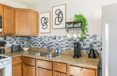 Riverside Apartment | Charming 2-bedroom apt in quiet Riverside in between airport and Kansas City