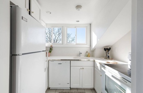 Historic Hill Apartment | Charming 2-bedroom apartment in Newport 30+ Day