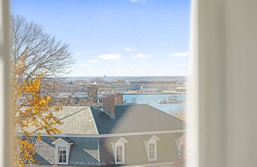 Historic Hill Apartment | Charming 2-bedroom apartment in Newport 30+ Day