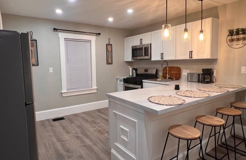 Sharon Apartment | Charming 2-bedroom apartment in nice Sharon with WiFi, AC near Gillette Stadium