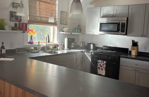 Wilton Apartment | Charming 2-bedroom apartment in Wilton with Wi-Fi,central air, private road