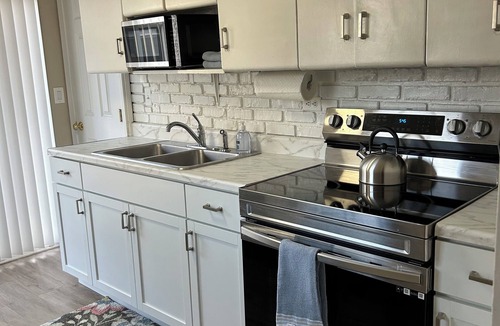 Longmeadow Cottage | Charming 2-bedroom cottage in fantastic Longmeadow with AC, WiFi & fenced yard
