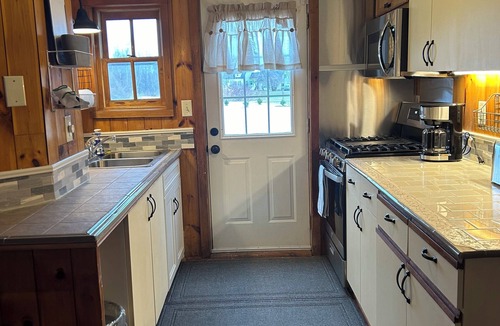 Alburg Cottage | Charming 2-bedroom cottage with AC and WiFi nestled in a peaceful setting~