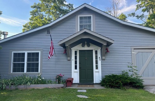 Alburg Cottage | Charming 2-bedroom cottage with AC and WiFi nestled in a peaceful setting~