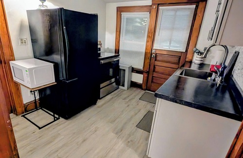New London House | Charming 2-bedroom house with Wi-Fi, AC in marvelous New London CT