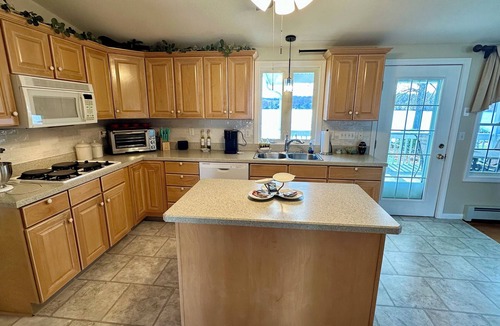 Bolton House | Charming 2-bedroom house located on Bolton Lake