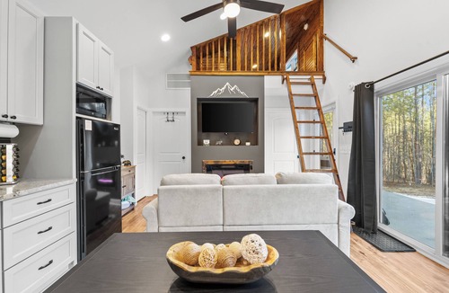 Schuyler House | Charming 2-bedroom tiny home near wineries and hiking, with hot-tub.