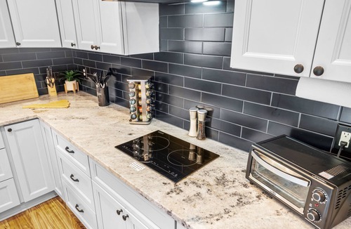 Schuyler House | Charming 2-bedroom tiny home near wineries and hiking, with hot-tub.