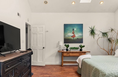 Kingston House | Charming 2-bedroom farmhouse with WiFi and AC in fabulous Bloomington