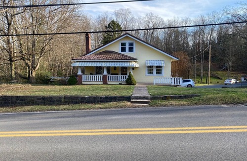 Fayetteville House | Charming 2-bedroom house in Fayetteville close to National Park and downtown.