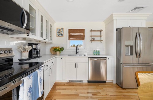 Point Judith House | Charming 2-bedroom in delightful Narragansett with WiFi, AC. Walk to beach!