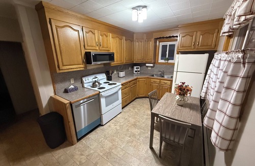 Presque Isle House | Charming 2-bedroom house in Presque Isle with AC