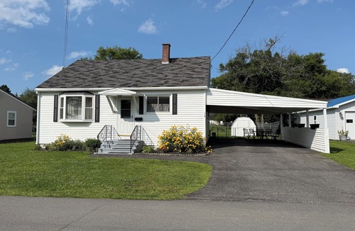 Presque Isle House | Charming 2-bedroom house in Presque Isle with AC