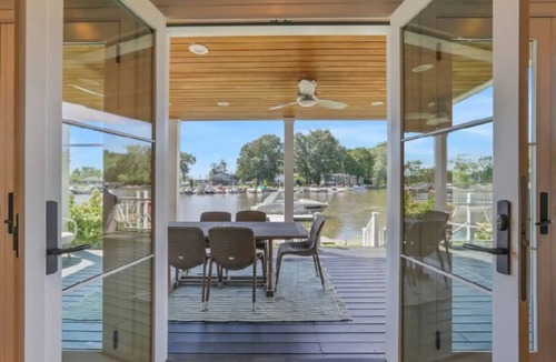 Saugerties South House | Charming 2-bedroom Waterfront home with boat access in Saugerties