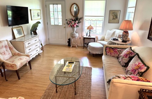 Colonial Beach House | Charming 2BR Cottage on The Point