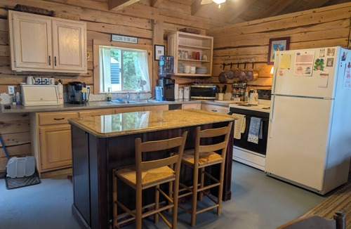 Franklin Cottage | Charming 3-bedroom cottage on Lake Carmi in Franklin with WiFi and AC