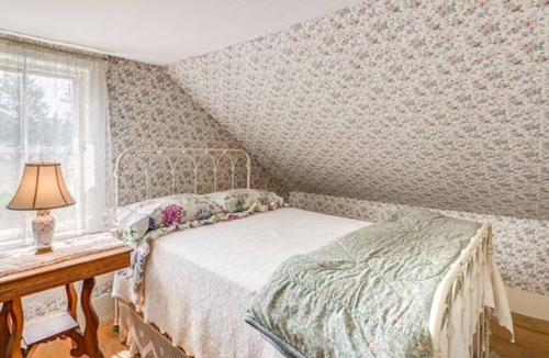 Milbridge House | Charming 3-bedroom farmhouse in Pleasant Milbridge with WiFi