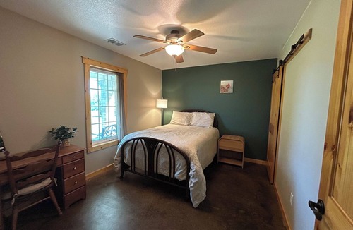 Peculiar House | Charming 3-bedroom farmhouse outside Harrisonville for relaxing stays