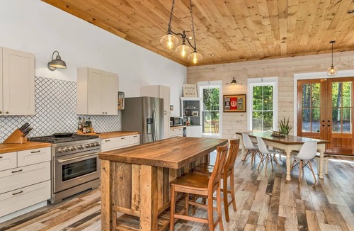 Lebanon House | Charming 3-bedroom Farmhouse in the Seacoast
