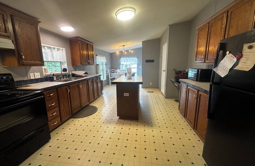 Se Ree House | Charming 3-bedroom house across from Axtel campground and Nick's Boat Dock