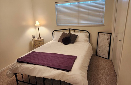 Fairview House | Charming 3-bedroom house with AC and WiFi in a quiet neighborhood.