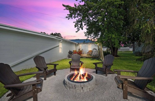 Summerlee House | Charming 3-bedroom house with 5 beds, deck, fire pit, and BBQ, minutes from NRG