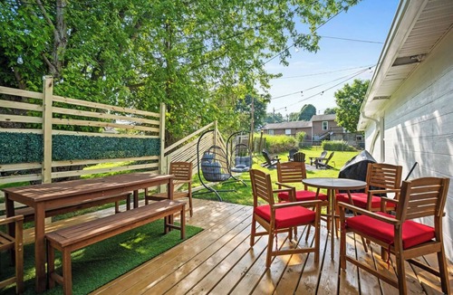 Summerlee House | Charming 3-bedroom house with 5 beds, deck, fire pit, and BBQ, minutes from NRG