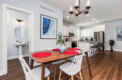 Raytown House | Charming 3-bedroom house 5 minutes from stadiums with balcony and garage