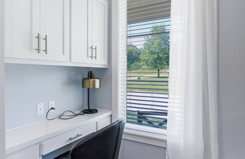 Raytown House | Charming 3-bedroom house 5 minutes from stadiums with balcony and garage