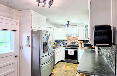 Raytown House | Charming 3-bedroom house 10 minutes from Arrowhead Stadium. Raytown neighborhood