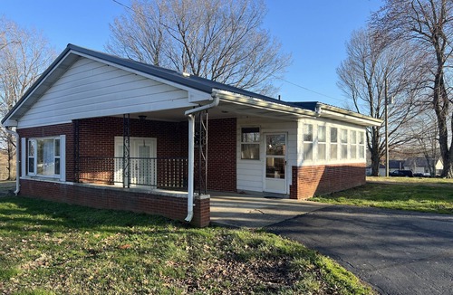 Marion House | Charming 3-bedroom house in pleasant Marion with AC, country views, WiFi.