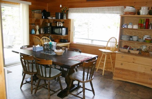 Perry Cottage | Charming 3-bedroom lake cottage in Perry with AC, and sandy beach