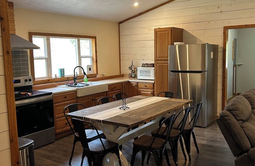 Lindseyville Cabin | Charming 3-bedroom cabin with Hot tub, Wi-fi Near Nolin Lake and Mammoth Cave