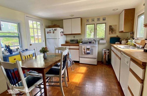 Isle of Springs Cottage | Charming 3BR cottage with king bed and two twin rooms in Southport.