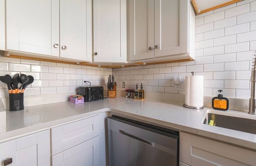 Salem Apartment | Charming 4 BDR - 10 min Walk to Downtown & Free parking!