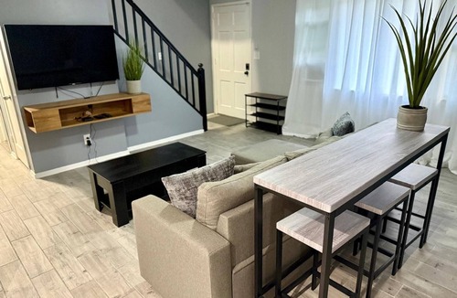 Silver Lane House | Charming 4-bedroom house with AC in East Hartford