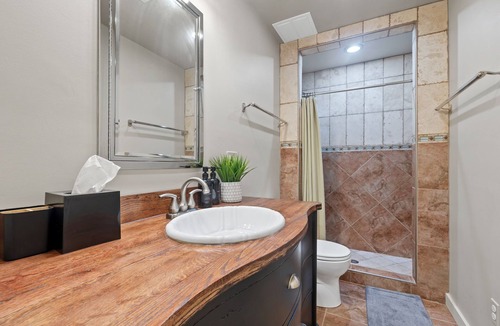 Tuscarora House | Charming 5-bedroom farmhouse in delightful Leesburg, sauna, jacuzzi, fire pit.