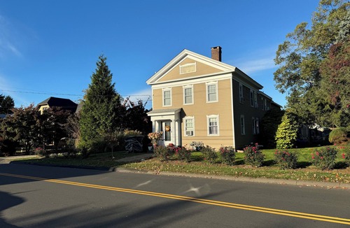 Branford Center Apartment | Charming Apartment on the Same Block as Beach