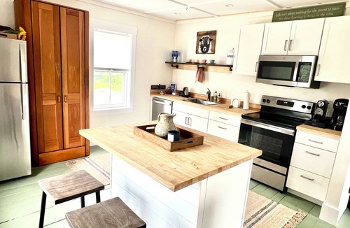Tenants Harbor Apartment | Charming Apartment Retreat Overlooking the Water. Gallery next door!