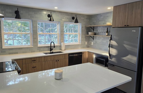 Lowell Apartment | Charming apartment with 1 bedroom and AC, WiFi in Enfield. Lake views!